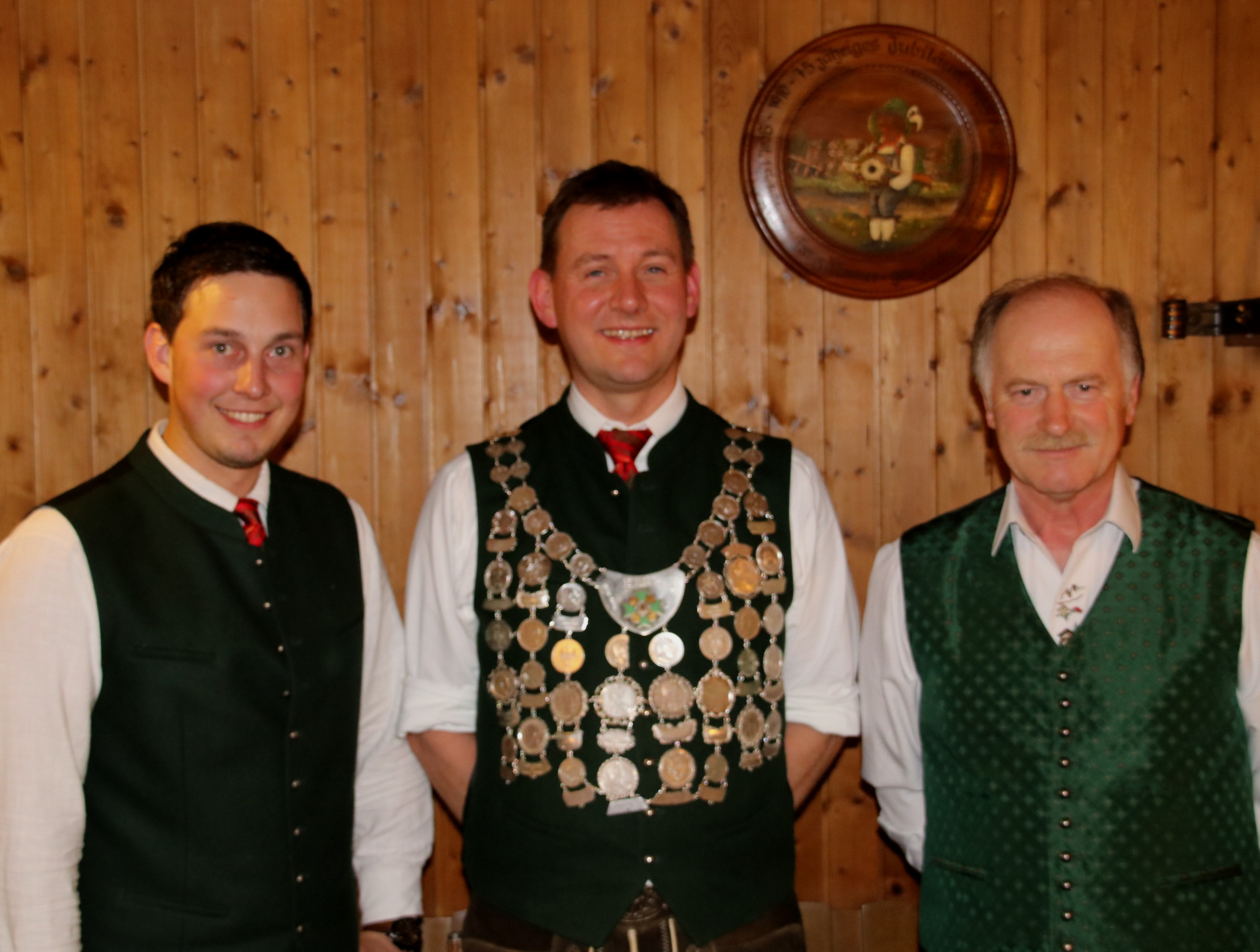 (v.l.) Michael Stummer (Wurstkönig), Norbert Hierl (Schützenkönig), Peter Achatz (Brezenkönig)